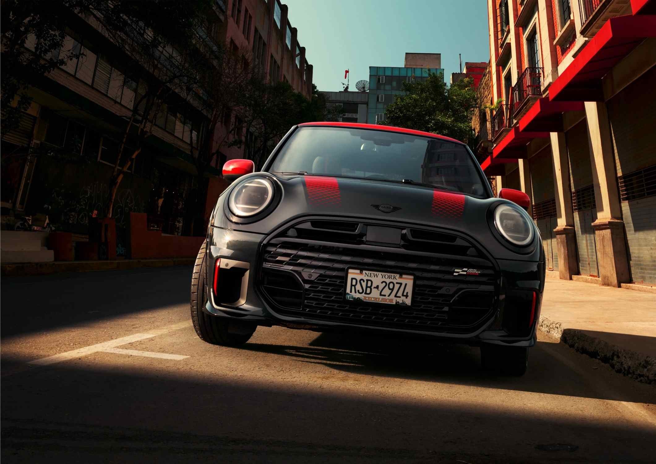 MINI John Cooper Works‏ - J04 JCW מבט קדמי